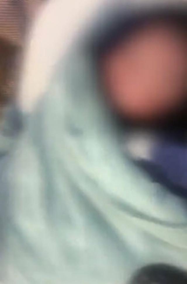 神鸟知讯资讯站|男婴被父母遗弃在厕所杂物间，身上一丝不挂还有脐带 网友：刚生下