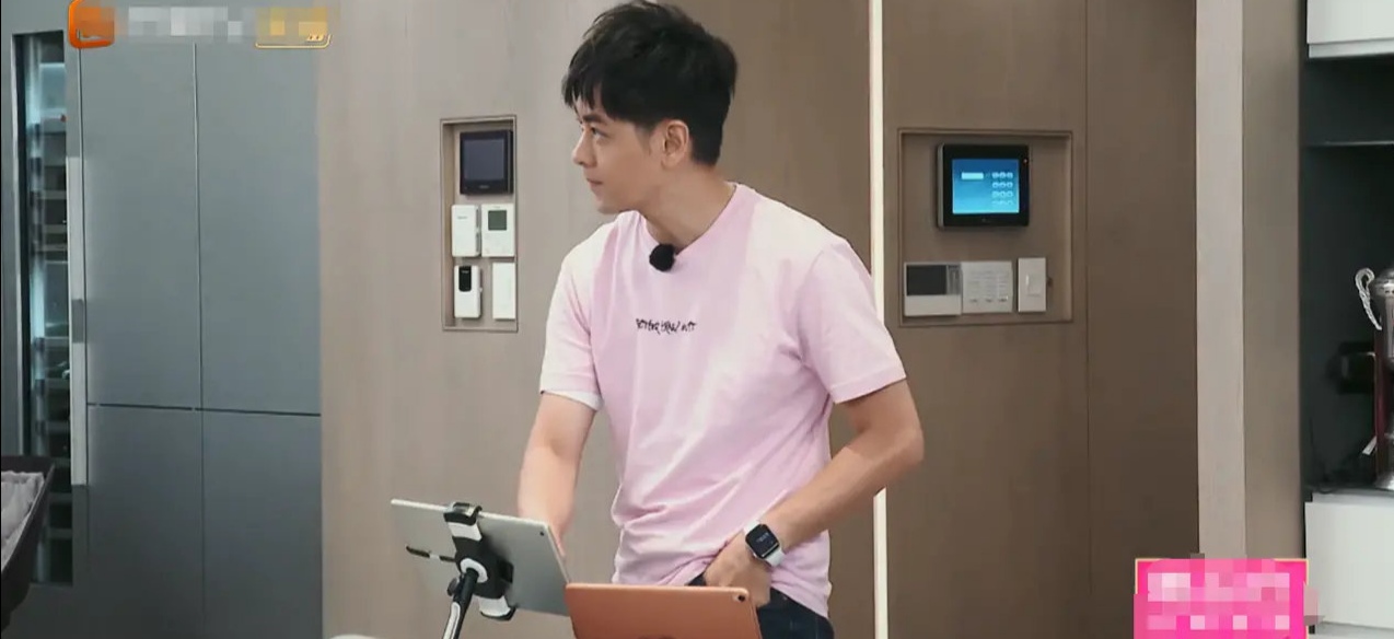 刘晓庆|64岁刘晓庆和宋晓英合照曝光，网友：一个过度保养一个自然老去！