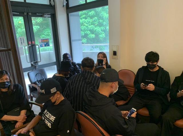 杨丞琳|杨丞琳许玮宁哭红双眼送小鬼火化，女友情绪崩溃失声痛哭场面哀戚