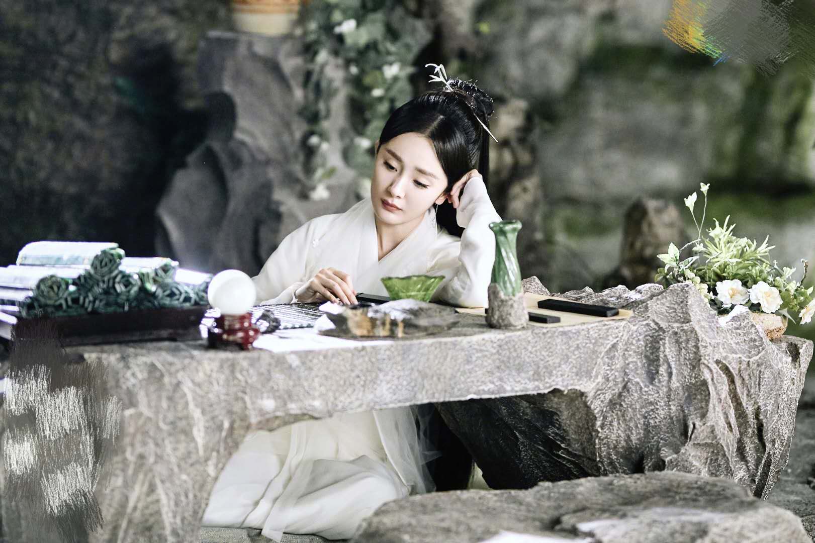 杨幂■杨幂维密广告外面还穿一件,保守打扮遭吐槽,网友喊话学学林志玲