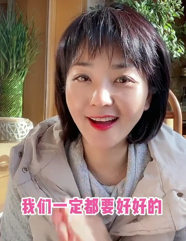 盖饭娱乐官方 主持人方琼崩溃大哭，被困石家庄想念孩子没法见，激动掩面惹心疼