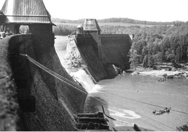 轰炸机|19架轰炸机连夜突袭，目标瞄准大坝，4亿吨洪水倾泻而下