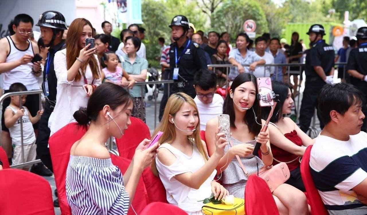 大学|大学“花钱如流水”的5类专业，大一新生钱不带够，只能吃馒头