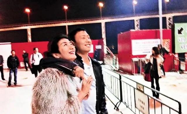 黄奕|豪门梦碎的她，脸肿成这样靠什么翻身