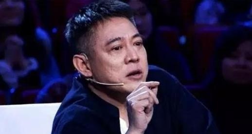 「李连杰」同父同母同长相，李连杰身价上百亿，让哥哥做助理每月开10万！