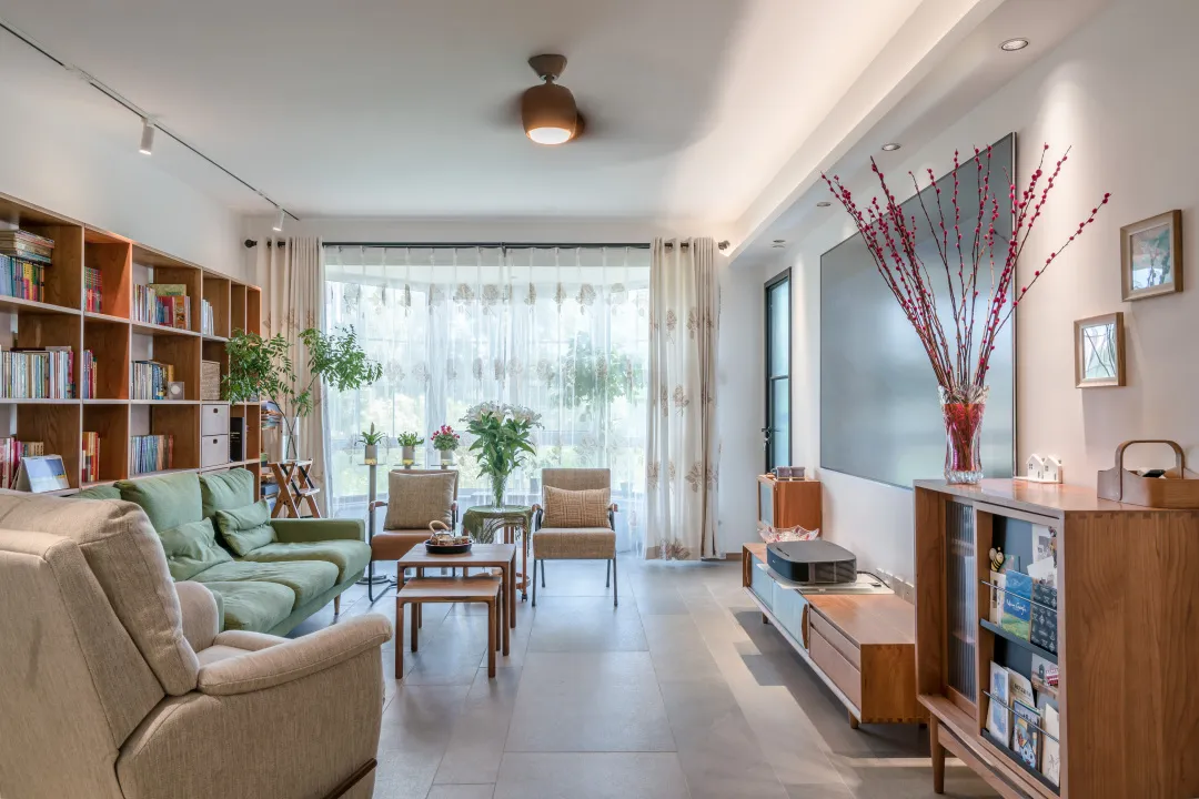 |这个自然温暖的三口之家，有家庭“图书馆、咖啡馆”，适合慢慢的享受生活~