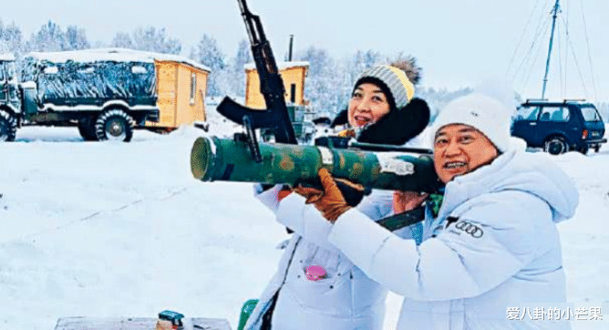 陈百祥■68岁陈百祥和老婆牵手逛街被拍,结婚40年没生孩子她早已坦白了真相