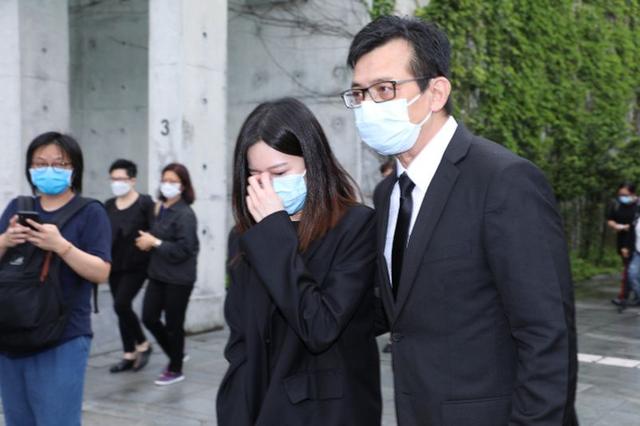 【黄日华】梁洁华出殡, 苗侨伟全程送别华嫂火化, 黄日华搂肩感谢38年友情不变