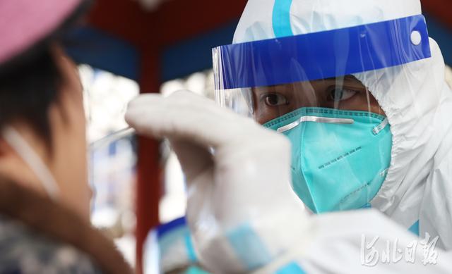 河北新闻网 河北石家庄：广东深圳核酸检测服务队在社区