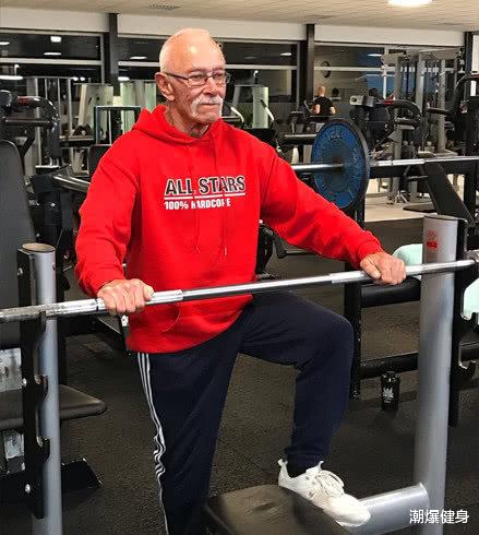 [饮食]76岁的老爷子，依然保持大重量训练，肌肉状态不输任何年轻人