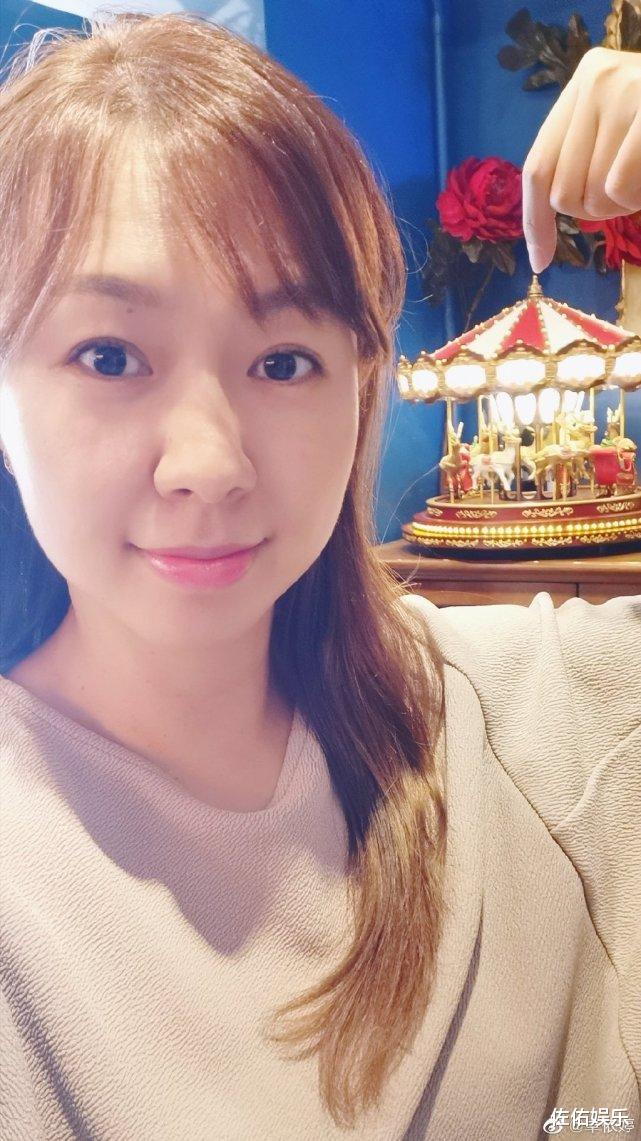卓依婷|卓依婷与女儿互动超有爱,39岁依旧女神范,被造谣死亡21年