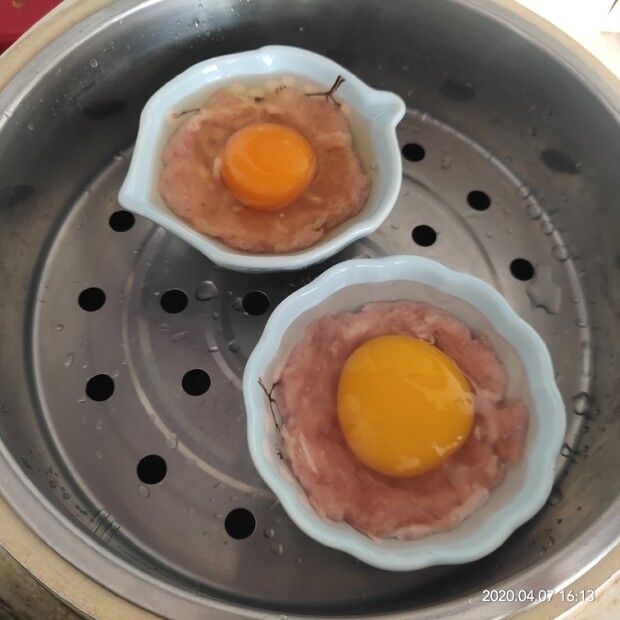 餐厅：超级简单易做的肉蒸蛋，学校餐厅都会做的一道菜，并且很受欢迎