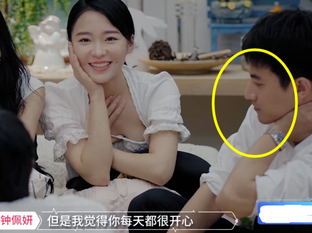 钟佩妍|心动3：钟佩妍“安全手”火了，男嘉宾刚想偷瞄，她当下反应显情商
