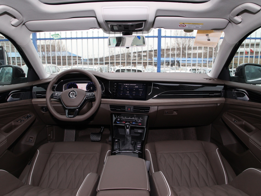 大众帕萨特■2020款帕萨特来了,油耗5.6升,问下价格,?雅阁还怎么卖