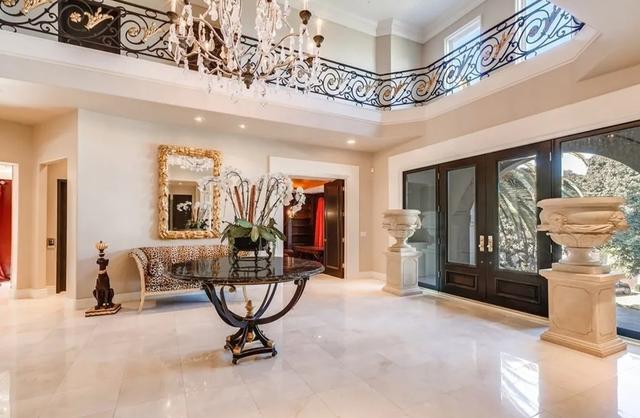 |参观董卿在美国的豪宅,全屋总共十个卫生间,连院子也有露天厨房