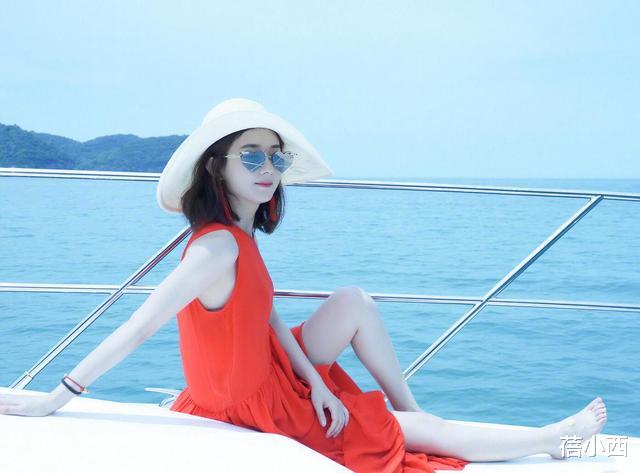“趙麗穎”坐遊艇去度假，穿紅色連衣裙配帽子，當媽後氣質更驚艷-圖3