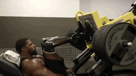 健身|励志！施瓦辛格自愿跪着为他拍照，失去小腿仍然练出强壮肌肉