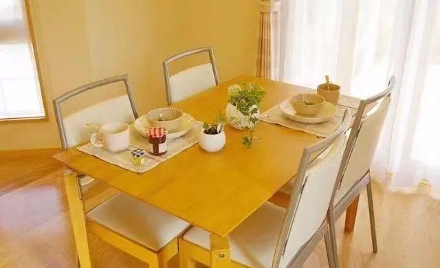 |一旦家里摆放这几种餐桌，预示着夫妻缘尽，富贵难得，赶紧丢掉！