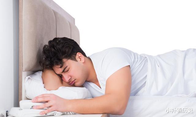 「体检」寿命短的男人，睡觉前有四个坏习惯，若你四个都有，提示该体检了