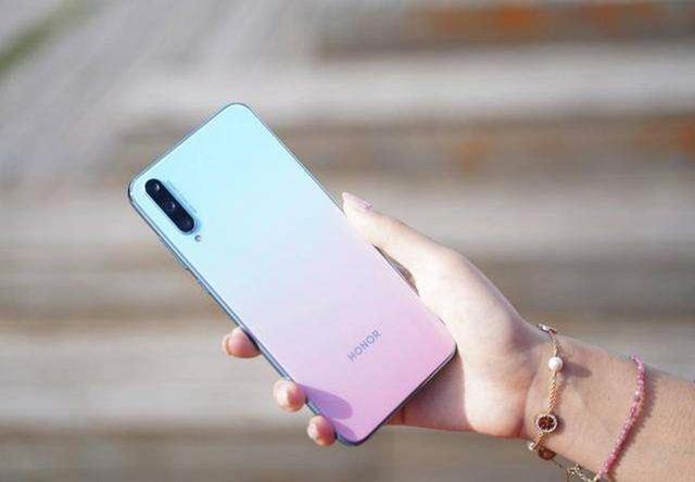 [华为荣耀]华为爆发了，4800万三摄+20W快充，还有屏幕指纹只要879