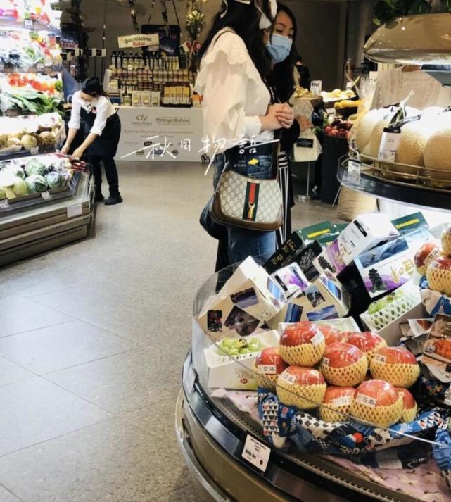 網友偶遇陳慧琳逛超市，戴口罩和助手選水果，本人又高又瘦沒架子-圖4