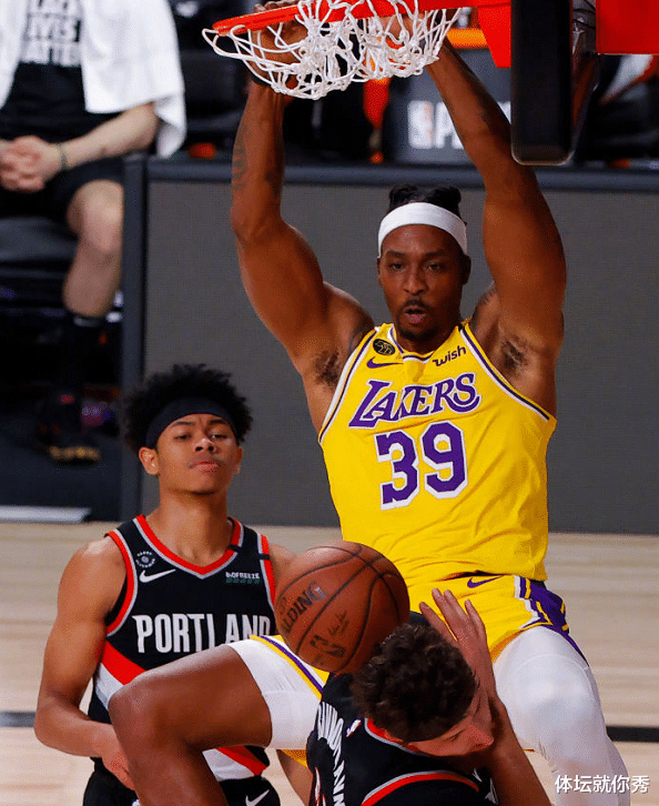 德怀特·霍华德|跟霍华德杠上了！连要4次球都不给，直接导致3秒违例，苏群：真没地位