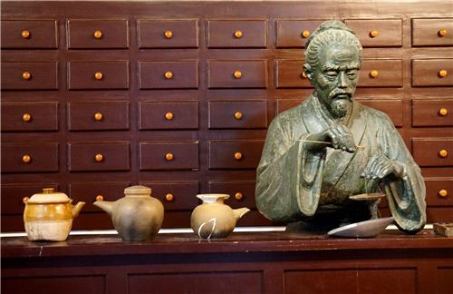 曹操当年为什么坚决要斩了华佗？后汉书揭开真相，曹操是正确的