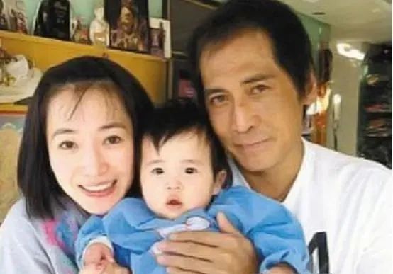 齐秦|齐秦小24岁妻子：长相秀丽家境殷实，比齐秦私生子仅大一岁