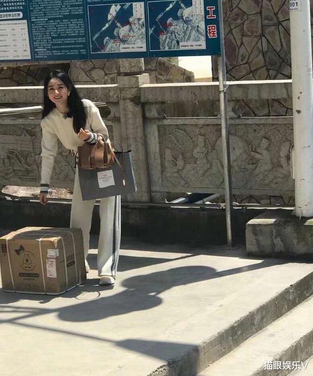 赵丽颖|赵丽颖晒美照，却被指模仿杨幂? 官方品牌点赞内涵微博，较量升级