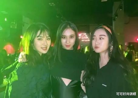 何超欣■与赌王相差78岁！最小女儿何超欣初显名媛范，同框姚安娜颜值抢镜