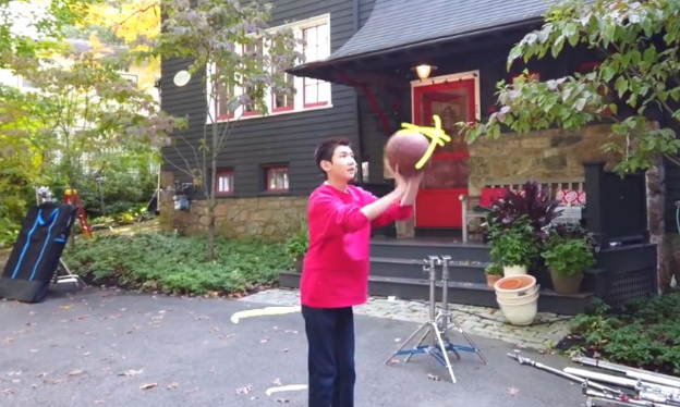 「王源」王源回国后“放飞自我”，留学时没敢留长发，回家后颜值帅回巅峰