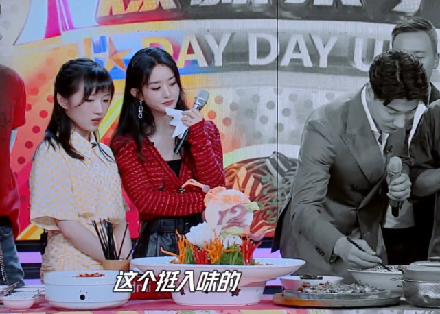 赵丽颖|大家都在尝菜，赵丽颖悄悄往后挪，看清在干嘛，真当镜头拍不到？