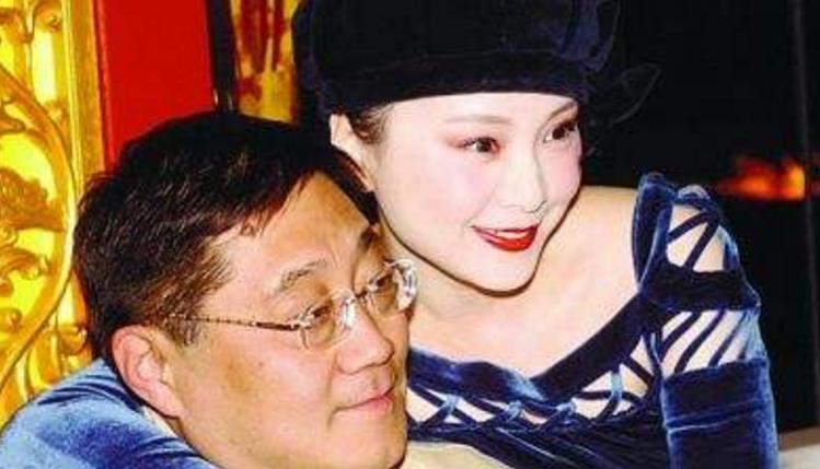 赵薇|结婚23年没做过家务，丈夫在狱中离世，独自一人还清千万债务！