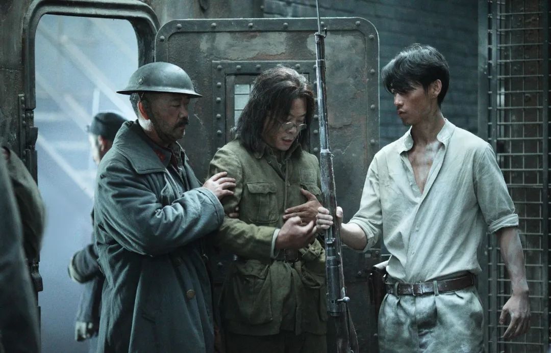 谢晋元|5.5亿就拍了个伪历史？大部分人没看懂《八佰》