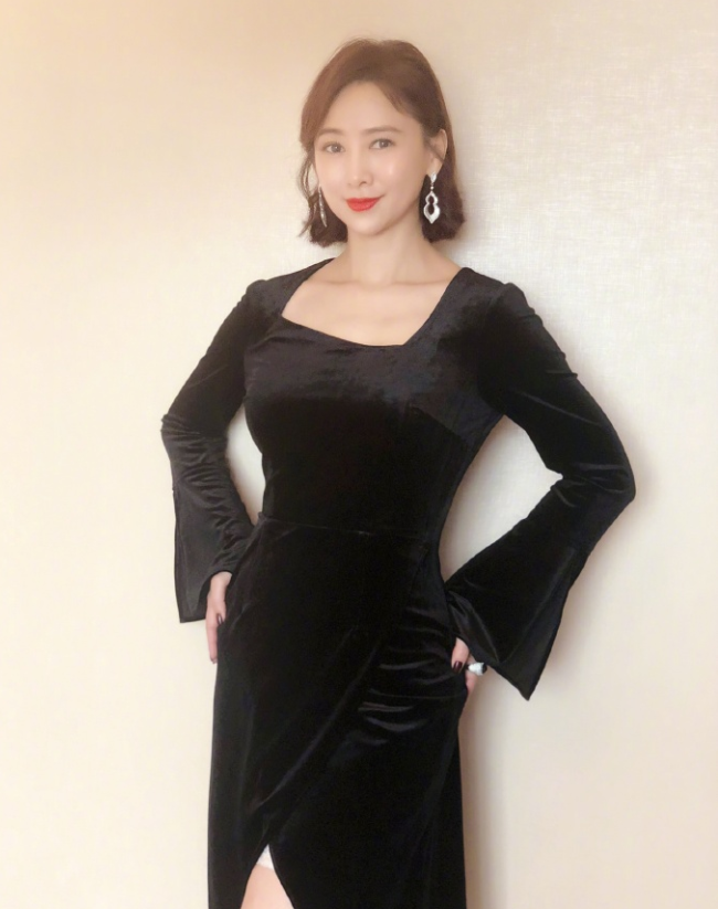 #连衣裙#翁虹真的不老女神，穿一条黑色的丝绒连衣裙减龄时髦，气质全开