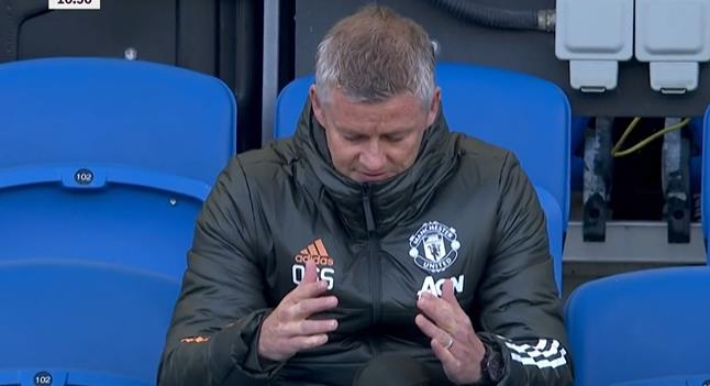 曼联|太独了？曼联18岁妖星尴尬一幕：强行射门无视队友 索帅抱头无语