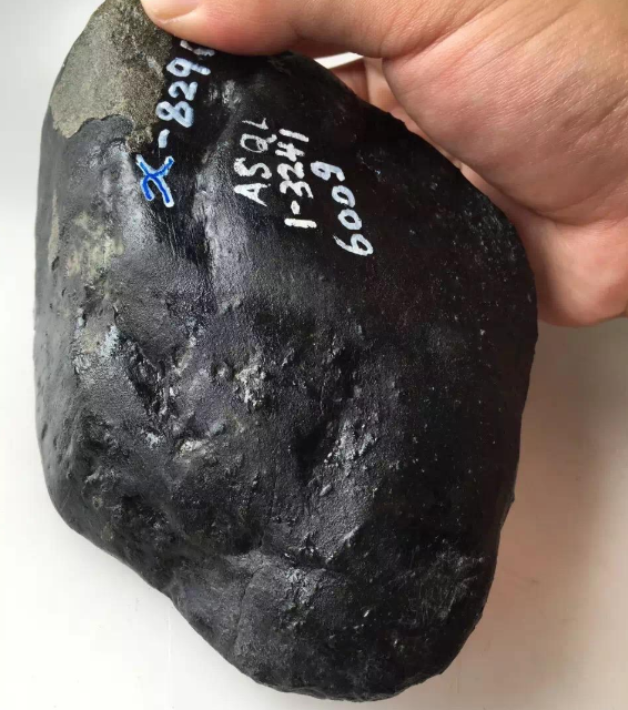 「翡翠」翡翠原矿：松花有什么特点？松花应该怎么看？