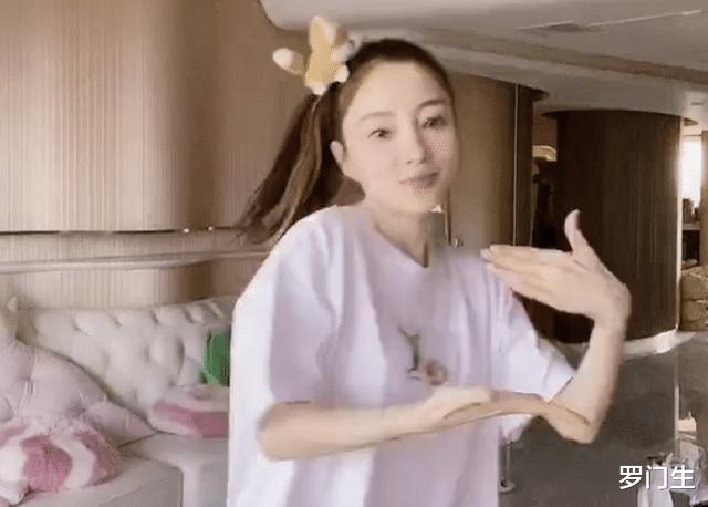 李小璐|李小璐晒跳舞视频,不小心录屏沙发的“男人”彻底藏不住了