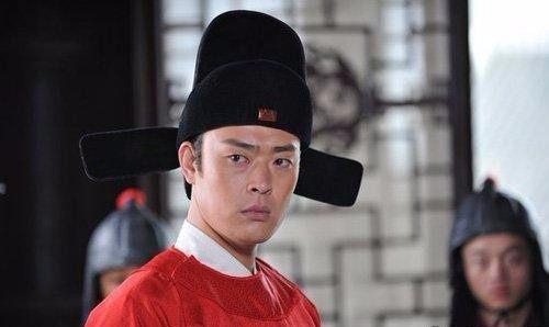 皇帝做了个怪梦，翻试卷时，看到一考生名字，大喜：状元就是他了