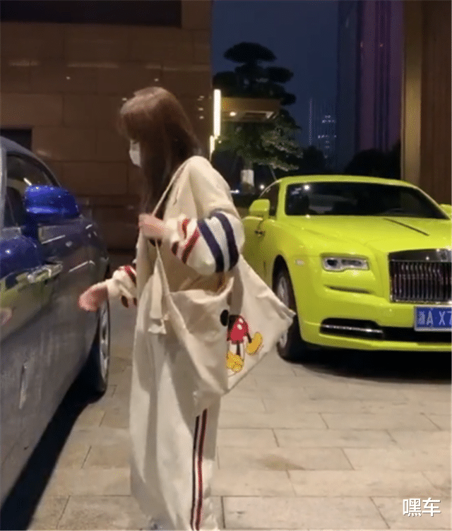 『劳斯莱斯』双色劳斯莱斯现杭州，挂999车牌，车主是集团千金，人比车还吸睛