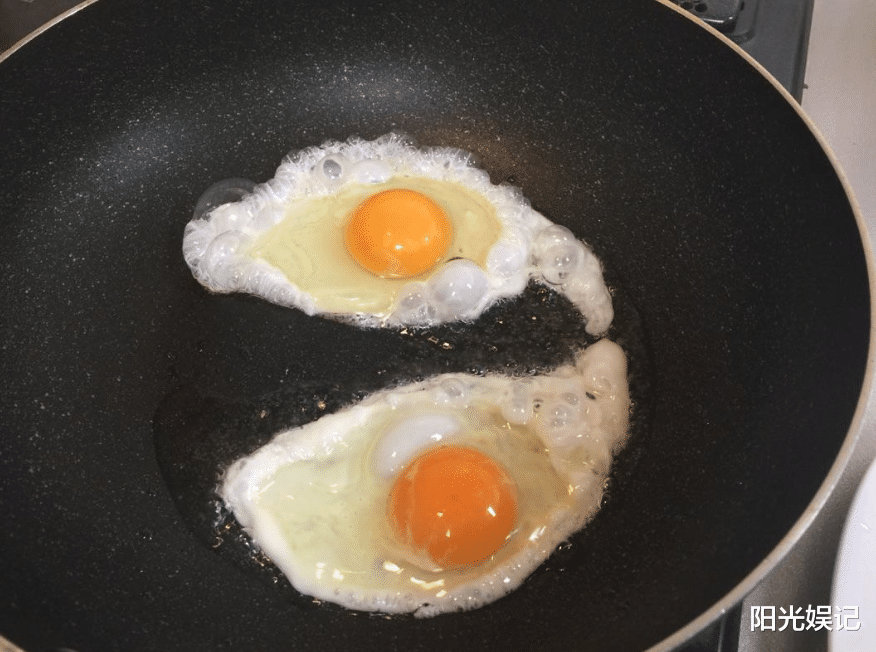 「鸡蛋」煎荷包蛋，第一步不是倒油！教你大厨做法，外焦里嫩，不糊不粘锅