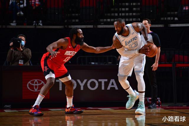 詹姆斯·哈登|输球又输人！哈登夹胳膊造犯规激怒詹皇，谁记得詹皇曾背手防他？