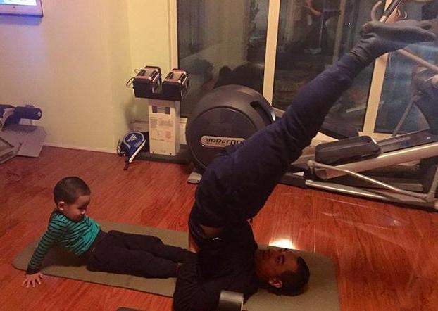 「」参观赵文卓一家人住的豪宅，花园有假山和小径，家里面积大得过分