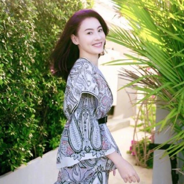 两栖攻击舰|张柏芝被要求归还千万片酬，吐露前经纪人不靠谱，三胎妈妈不容易