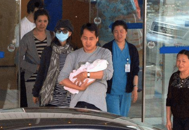 陈好|“万人迷”陈好一家外出聚餐，百亿老公长相英俊，三个孩子罕曝光
