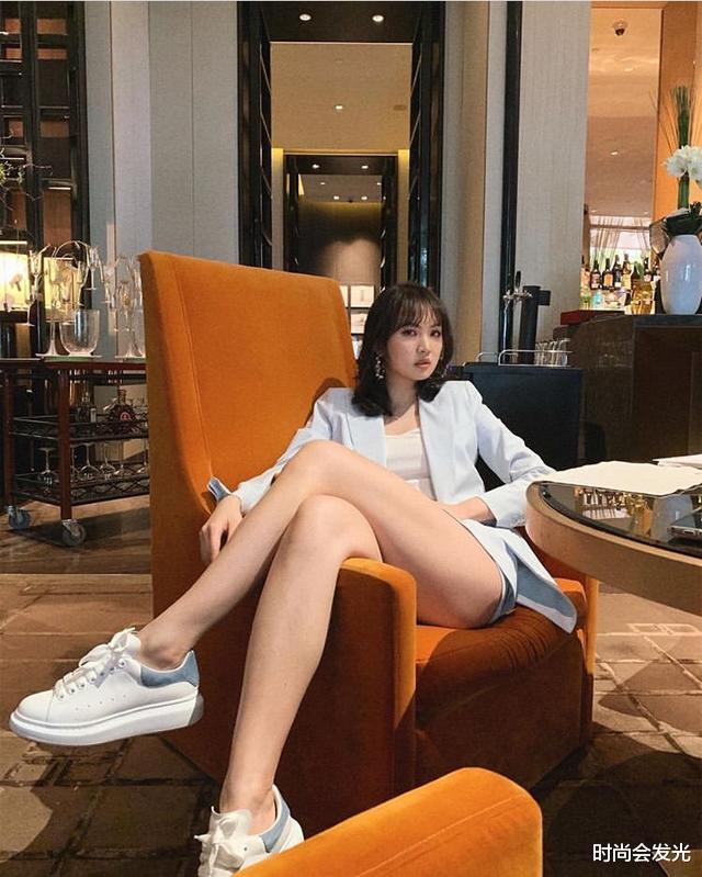 华为孟晚舟至今不能回家!虽戴脚铐却不卑不亢,妹妹才是"尤物"身材