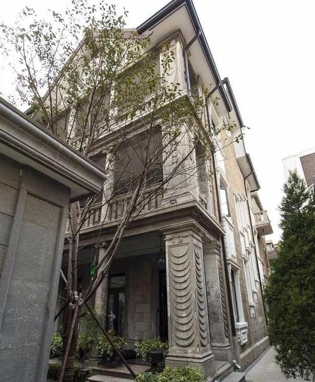 |参观郭敬明在上海的豪宅，住着百年欧式古堡，院子里还有圣母雕像