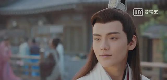 小奶狗|男明星给女微商打伞陪饭被叫小奶狗，还好糊是他的保护色