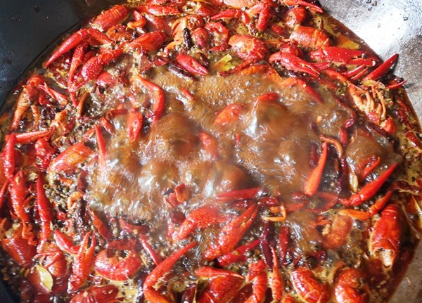 #小龙虾#洗小龙虾,别再用刷子了,教你一招,脏东西自动跑光,又快又干净