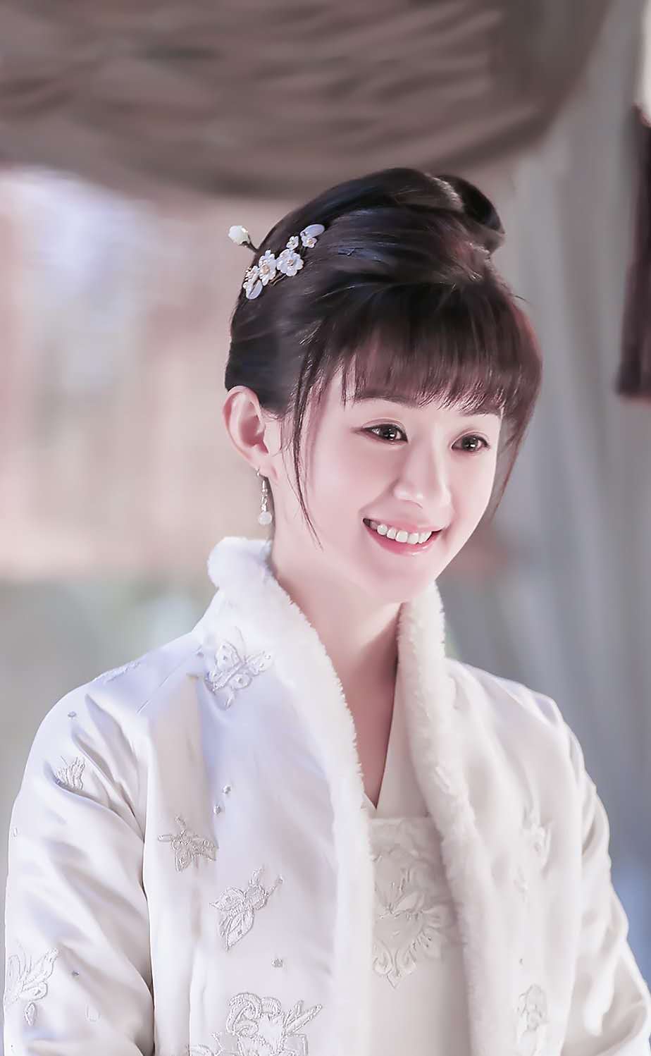 赵丽颖■赵丽颖《有翡》杀青照生图被曝，无滤镜状态下，脸与脖子肤色对比太真实